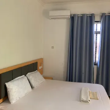 HUASHENG HOTEL Отели рядом с достопримечательностью «Dar Es Salaam War Cemetery»