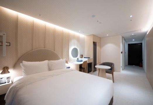 프라나 호텔 객실 내부