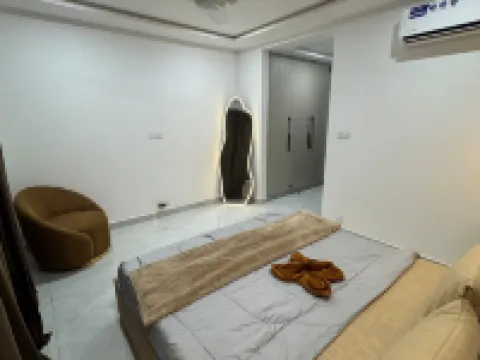 Light & Latte | 1BHK | MM ALAM | Self CheckIn ラホールのホテル