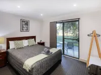 Emerald Gardens Motel & Apartments Hotels in Emerald