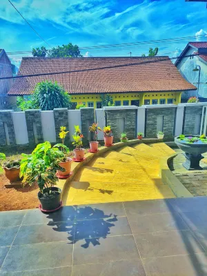 Homestay Parikesit Rent Full House Hotel a Nongkosawit