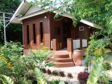 บ้านสวนบรรจงอักษร โรงแรมใกล้สะพานรักษ์แสม