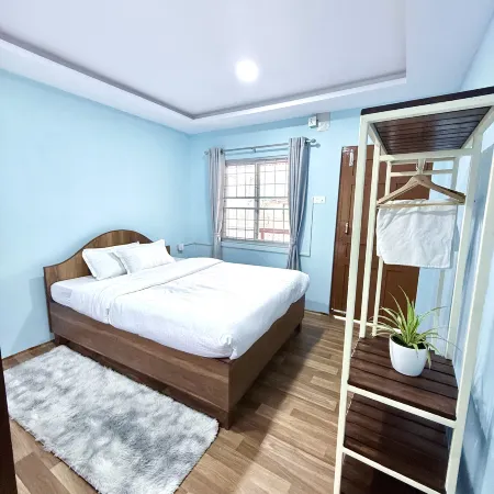 The Mango Tree- Backpackers Hostel