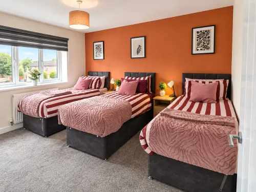 Stylish 5-Bedrm | Parking | Pool Table | Sleeps 12 - ห้องครัว