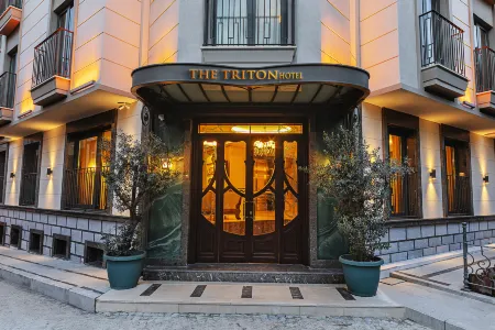 Triton Hotel Отели рядом с достопримечательностью «Библиотека Ахмеда III»