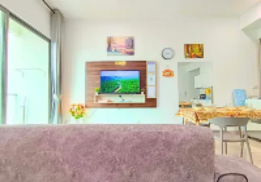 Spacious Cybersquare Ensuite with Pool View #CS8