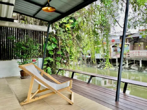 Kirin Riverside Homestay with AC, WiFi in Bangkok 叻巫拉納區（Ratburana Pier）附近的飯店