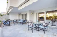 Luxury Beachfront Apt with Private Garden & Pool - 精品