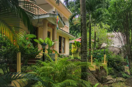 FOREST LODGE GUEST HOUSE Отели в г. Маэ