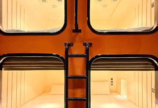 팩터 인 올드 쿼터 센터 모던한 캡슐 룸