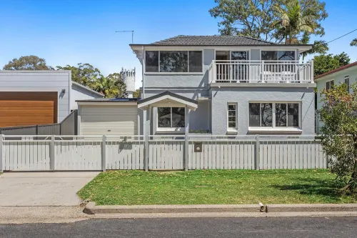 MetaWiseBnB Waterfront 3BR Coastal Escape - 4-Star