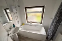 Restful 4BDR Home | Fast WiFi & Free Parking | - 2 stelle