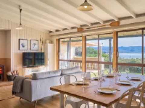 Waubs Beach Cottage Hotels in Bicheno