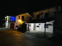 Watering Hole Apartments ( Unit B ) - 레지던스
