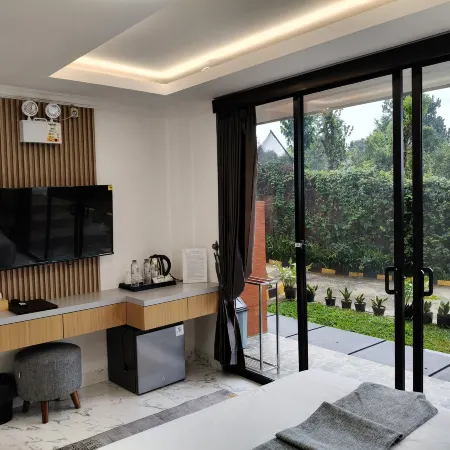 Moya Villa dan Resto Hotels in Cijeruk