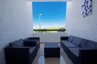 Bright Blue Retreat | Balcony & Pool - 3성급
