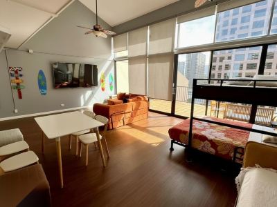 Penthouse with parking Close to HPU Huge Terrace One and half Bath up to 15person