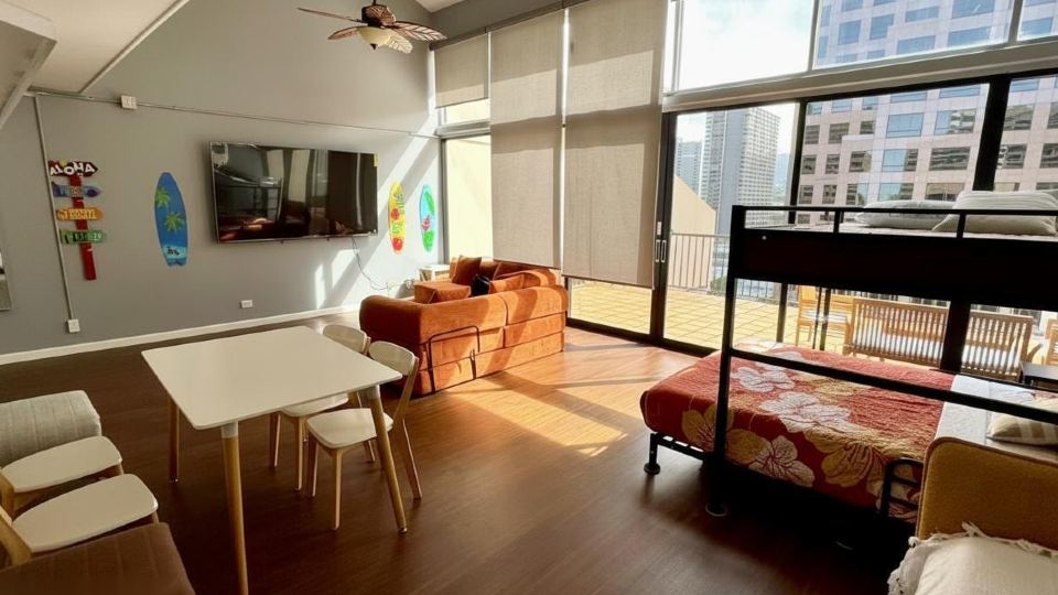 Penthouse with parking Close to HPU Huge Terrace One and half Bath up to 15person