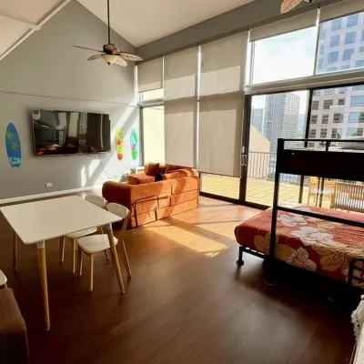 Penthouse with parking Close to HPU Huge Terrace  One and half Bath up to 15person 비숍 박물관 주변 호텔
