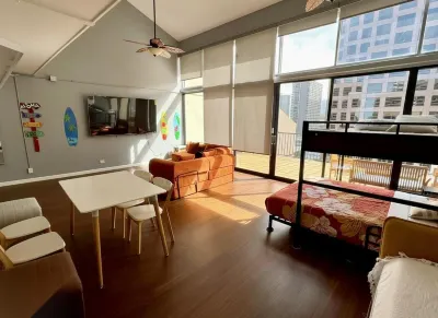 Penthouse with parking Close to HPU Huge Terrace  One and half Bath up to 15person Hotels in Innenstadt Honolulu