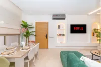3 bedrooms, large pool, private garden - 2성급