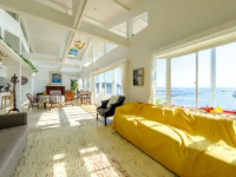 海と光のある暮らし｜ビーチまで徒歩5秒の一棟貸切｜写真が映えるオーシャンビュー｜10名 | 三浦バンビーノ 三浦のホテル