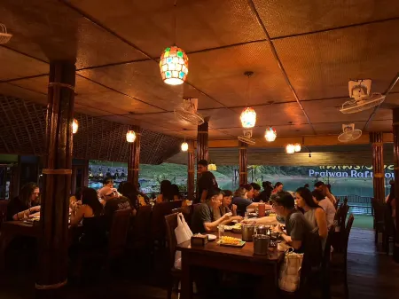 Praiwan raft house Отели рядом с достопримечательностью «Ratchaprapha»