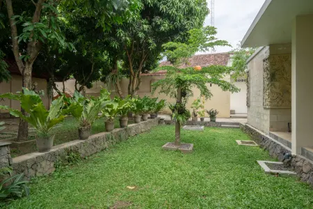 Private Villa - Griya Bayan Kraguman Отели рядом с достопримечательностью «Titik Nol KM Kota Klaten»