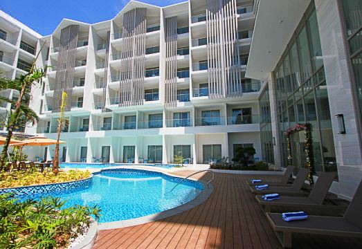 리조트 수영장 전경