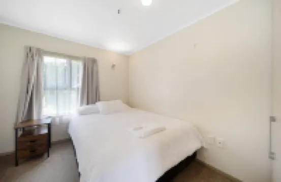 Couple Retreat with Sky Tower Views—Apartment 4 Hotels in 