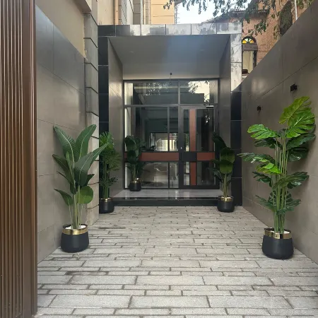 Luxury 3BR Apt | Prime Spot w/Lounge & Dinning