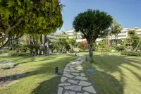 Luxury Beachfront Apt with Private Garden & Pool - 精品