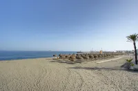 Luxury Beachfront Apt with Private Garden & Pool - شاطئ