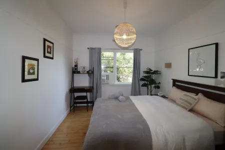 Timeless Allure near Train station and Costco Отели рядом с достопримечательностью «оз. Рингвуд»