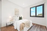 Bright & Elegant 2BR with 2 Parking in Mascot 버터스코치 공원 주변 호텔