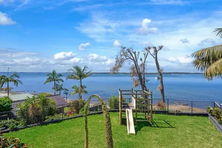 Spacious 4BR Riverfront Getaway in Taren Point Отели рядом с достопримечательностью «Библиотека Энгадин»