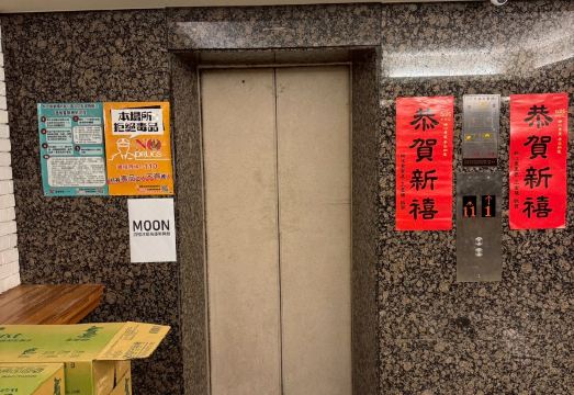 moon hotel 침대와 TV