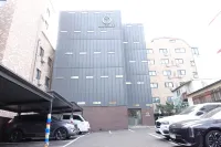 ORAGO Stay Hotel - parkir