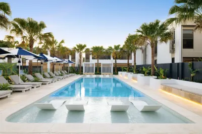 Surfers Paradise 3 Bedroom Luxury Villas with Garage Hotels in 