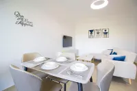 Bright Blue Retreat | Balcony & Pool - 3성급