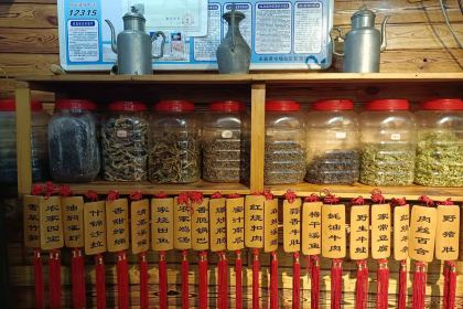 岭上人家琼楼玉宇烤全羊