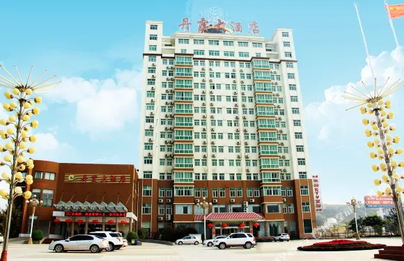 南召丹霞大酒店（萬德隆購物中心店）