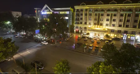 Zhongyuan Huangguan Hotel Отели рядом с достопримечательностью «Guanshi Durian Garden Tourist Resort»