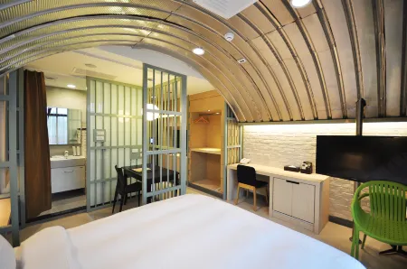 823Tourist Hotel