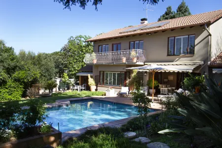 Bellgrove Guest House Sandton Отели рядом с достопримечательностью «Sandton Skye»