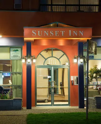 Sonder the Sunset Hotels near Tanglewood Books