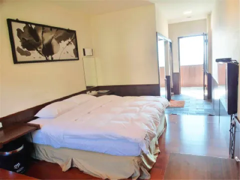 Cloud Residents Tea Places Hotels near Eryan Ping Trail