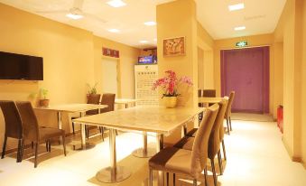 Jiatai Chain Business Hotel (Haicheng Zhanqian Zhongxin Street)