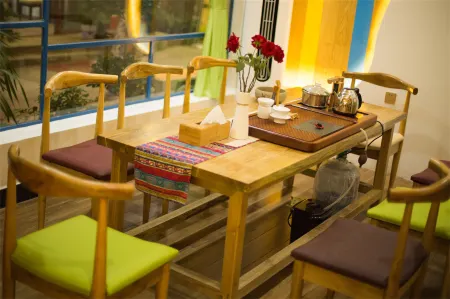 Jiuqi Zhangjiajie Shanyin Art Hotel (Tianmenshan National Forest Park) Отели рядом с достопримечательностью «Tianmen Cave»