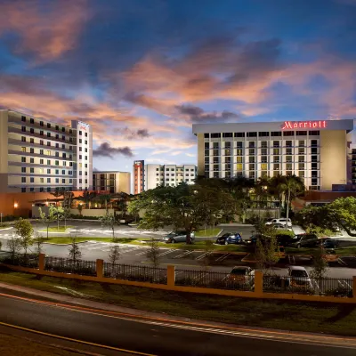 Courtyard Miami Airport Отели рядом с достопримечательностью «Литл Гавана»